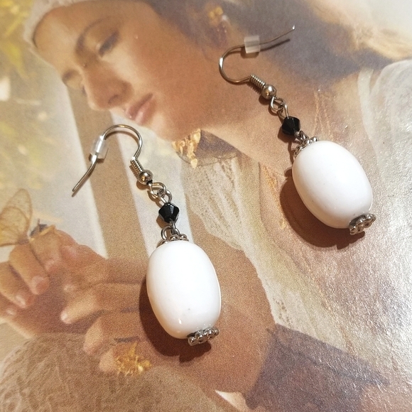 NEW Premier Designs White Ceramic and Black Crystal Dangle Earrings - Picture 5 of 6